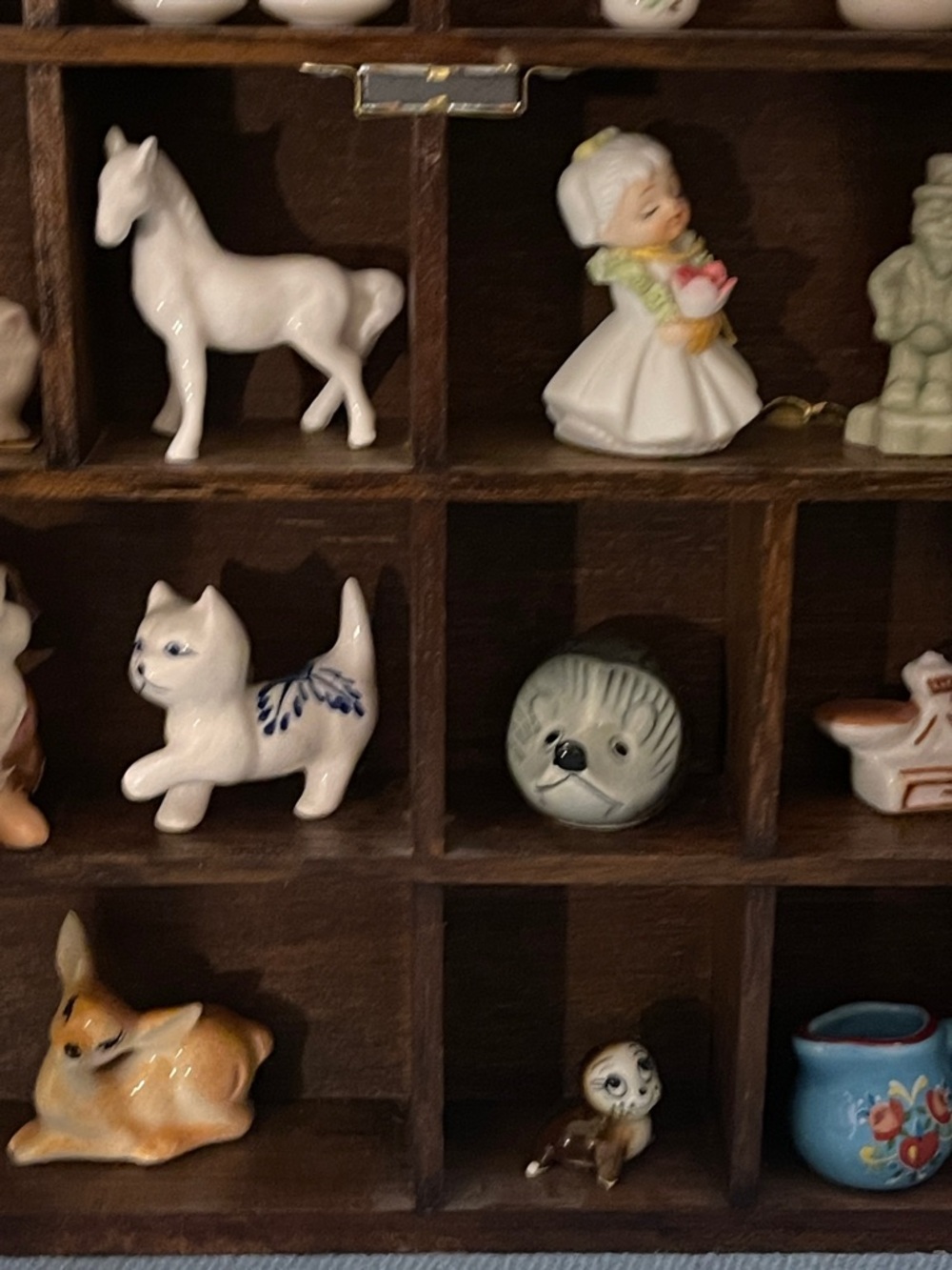 Vintage My Collection By Enesco Wooden Miniature Display Cabinet & 27 pieces - Picture 9 of 9